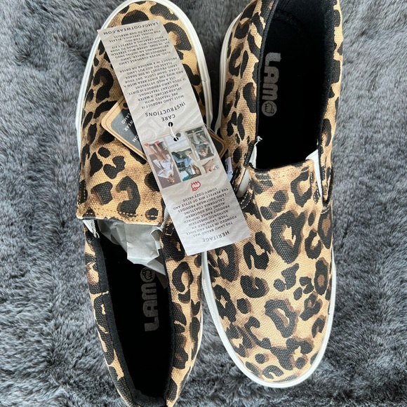 ⬇️NWB Leopard Canvas Slip On Shoes - Picture 2 of 3